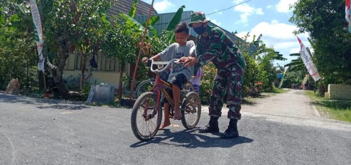 Satgas TMMD 110 Bojonegoro Ajari Anak Desa Ngrancang Naik Sepeda